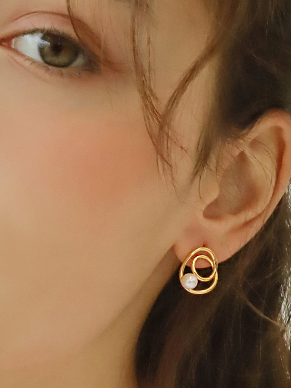[있지 유나 착용] petit coil pearl earring